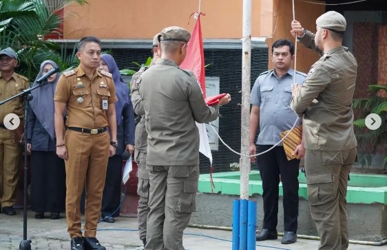 Jadi Pembina Upacara, Sekcam Ujung Tanah Imbau Tingkatkan Kinerja dan Kedisiplinan